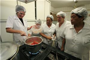 Alegria e aprendizado na cozinha. Imagem: Marcos Massa