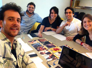 Priscila Martoni (centro) e a equipe "Entre Mundos". Imagem: Anderson Capuano
