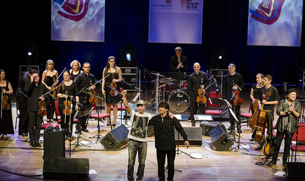 Zeca Baleiro, maestro Tiago Flores e Orquestra da Ulbra - Foto: Fernanda Chemale Zeca Baleiro, maestro Tiago Flores e Orquestra da Ulbra - Foto: Fernanda Chemale
