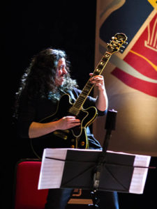 Angelo Primon: um gigante na guitarra - Foto: Fernanda Chemale