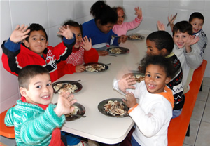 Crianças de instituição beneficiada pelo Banco. Imagem: acervo Banco de Alimentos