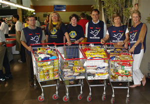 Voluntários participando do Sábado Solidário. Imagem: acervo Banco de Alimentos